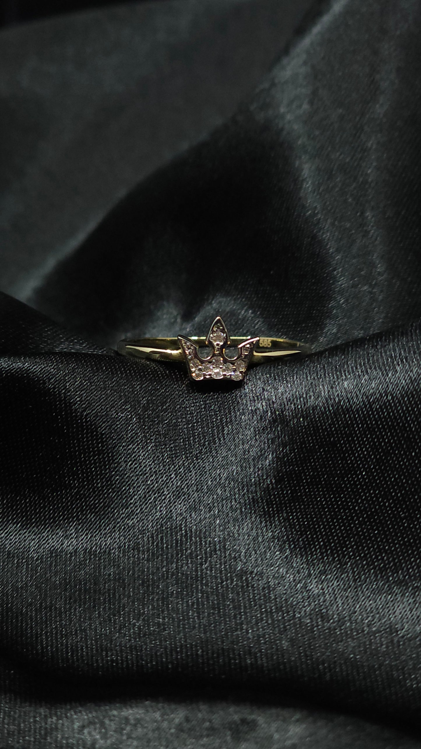 Ring mit Kronensymbol und Zirkonien